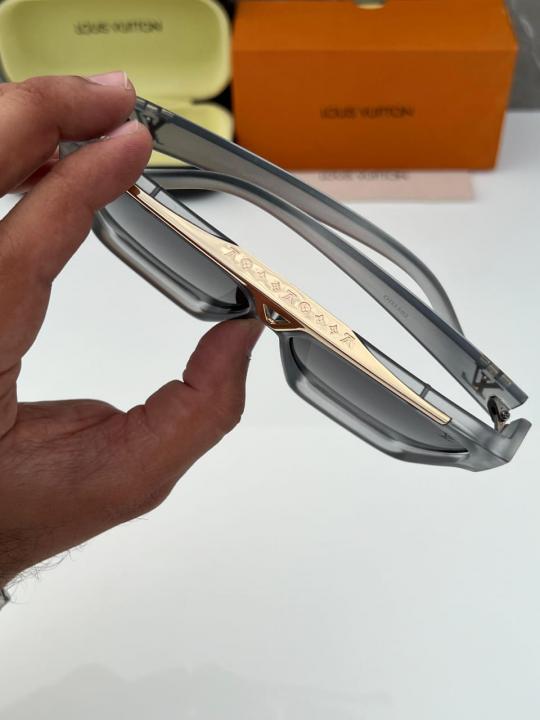 Lou_is_vuitt_1502_grey_black