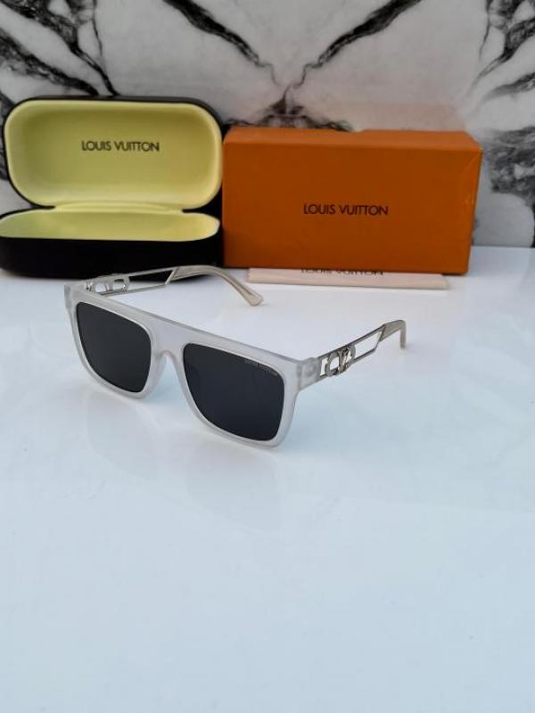 Lou_is_vuitt_on_128_white_black