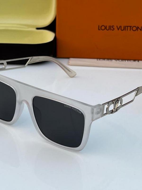 Lou_is_vuitt_on_128_white_black