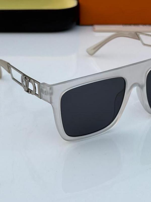 Lou_is_vuitt_on_128_white_black