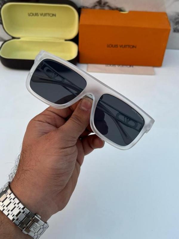 Lou_is_vuitt_on_128_white_black