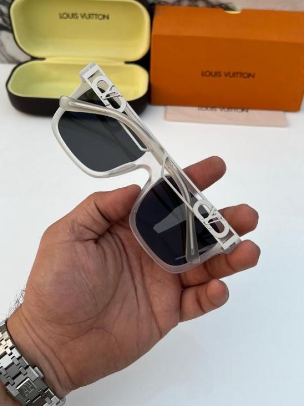 Lou_is_vuitt_on_128_white_black