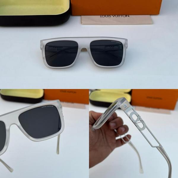 Lou_is_vuitt_on_128_white_black