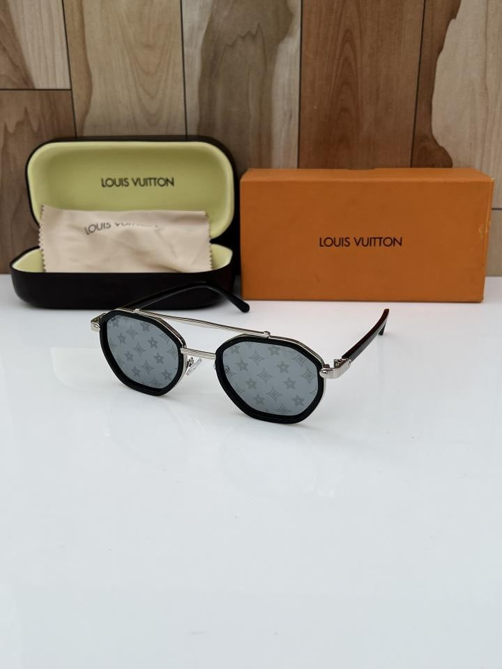 Loui_s_vuitt_on_98336_silver_printed