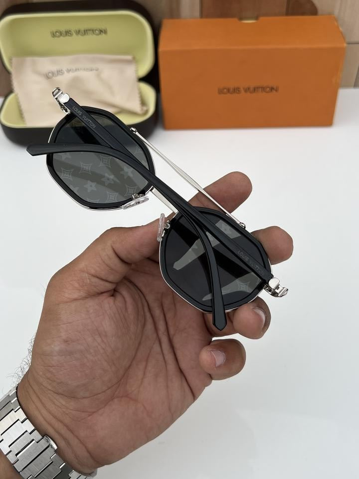 Loui_s_vuitt_on_98336_silver_printed