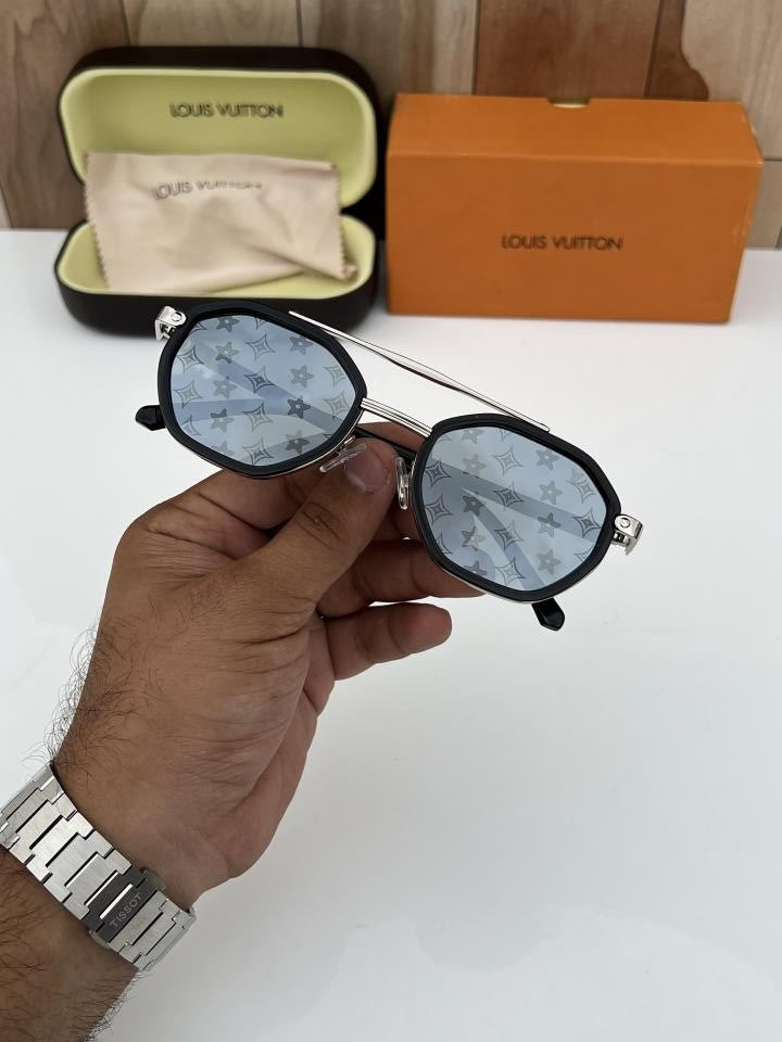 Loui_s_vuitt_on_98336_silver_printed