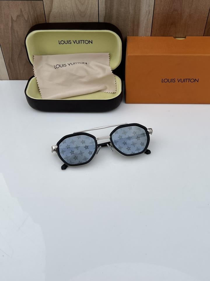 Loui_s_vuitt_on_98336_silver_printed